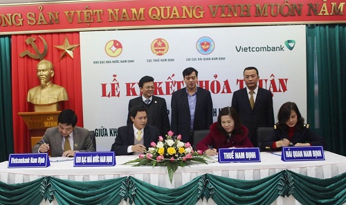 Ông Trần Mạnh Hùng - Giám đốc Vietcombank Nam Định (hàng đầu, bên trái) ký kết thỏa thuận phối hợp thu NSNN trên địa bàn tỉnh Nam Định với các đơn vị KBNN, Cục Thuế và Cục Hải quan Nam Định